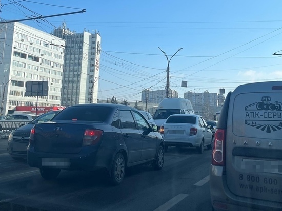 Центр Курска встал в жуткой пробке