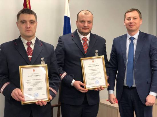 Машиниста и его помощника, остановивших поезд перед детской коляской, наградил Минтранс