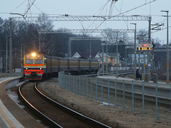 Пассажир в Подмосковье скончался после того, как поезд протащил его по перрону