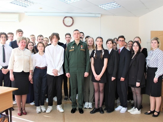 Приехавший из зоны спецоперации санинструктор сделал признание школьникам Орла