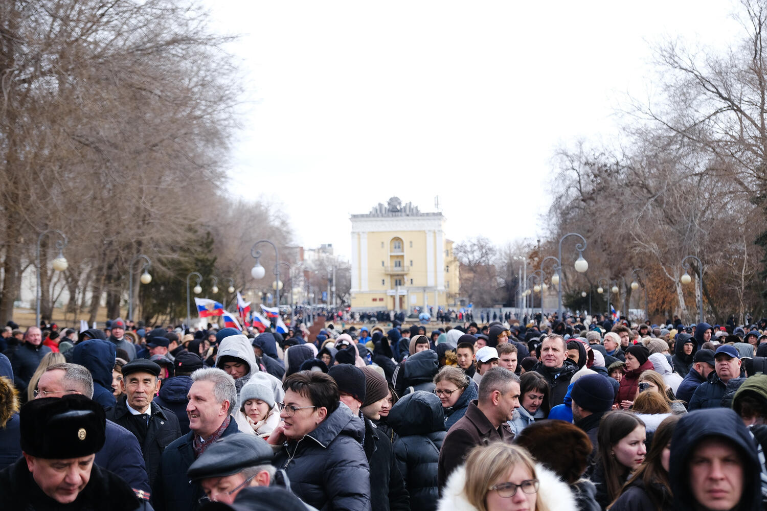 Губернатор митинги. Митинг. Женский митинг. Митинг 22 февраля. Митинг в Ярмарке Астрахань.