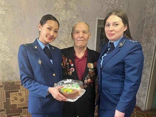 Сотрудники прокуратуры Тувы поздравили фронтовиков с праздником