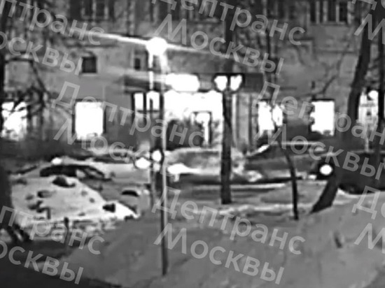 На востоке Москвы автомобиль с мертвым водителем протаранил припаркованные машины