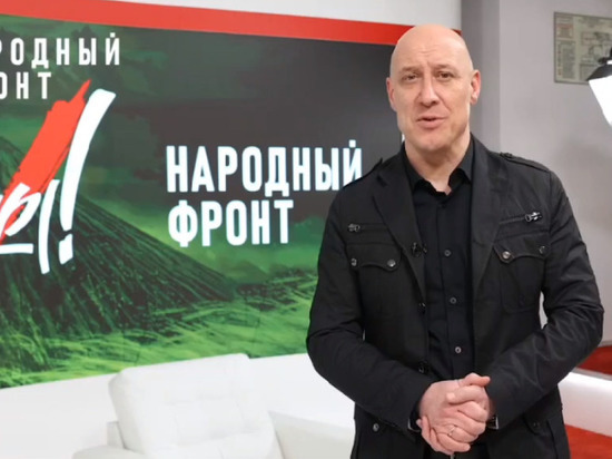 Известный певец Денис Майданов передал гитары алтайским бойцам