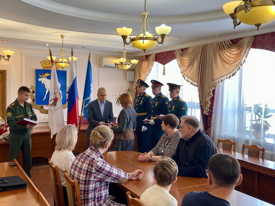 Мэр Йошкар-Олы передал награды родным погибших бойцов СВО