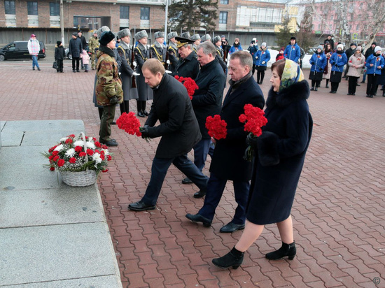 В Барнауле возложили цветы к Мемориалу Славы