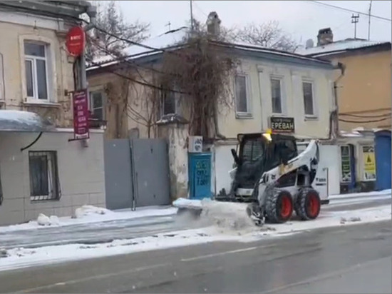 Прочищенные ночью дороги Ставрополя снова заметает снегом