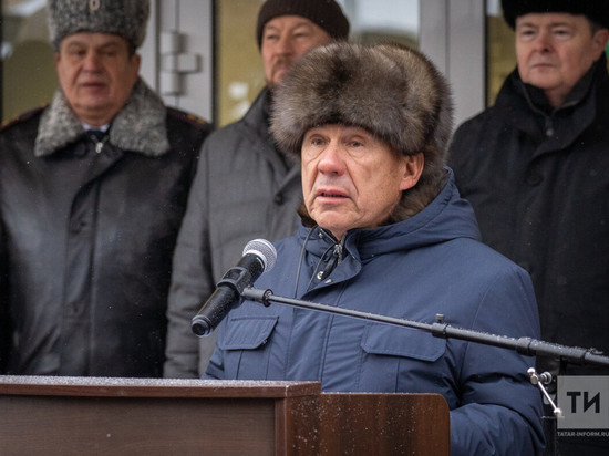 Минниханов поздравил жителей Татарстана с Днем Защитников Отечества
