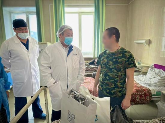 Первый вице-премьер правительства Якутии навестил раненых учаcтников СВО