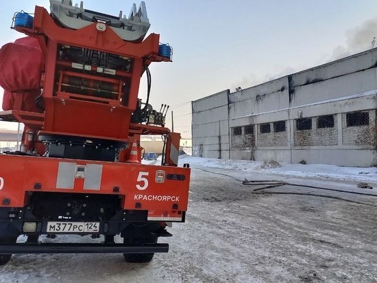 Пожар на площади 13,2 тыс. кв. м. удалось потушить на складе в Красноярске