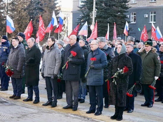 В Орле День защитника Отечества отметили торжественным возложением Гирлянды Славы