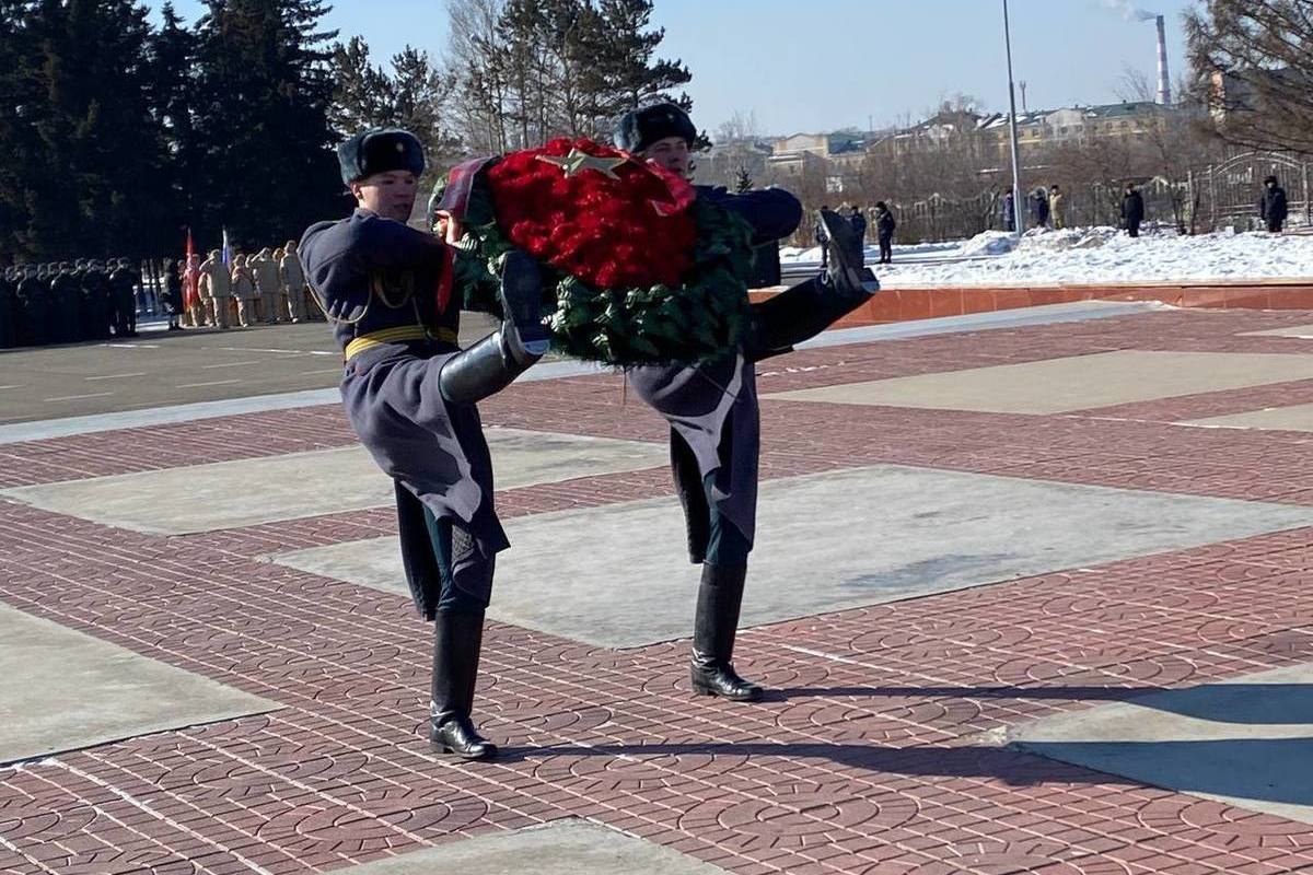 Митинг посвященный 23. Мемориал боевой и трудовой славы забайкальцев в Чите. С днём защитника Отечества 23 февраля. Чита 23 февраля мемориал. Защитники России.