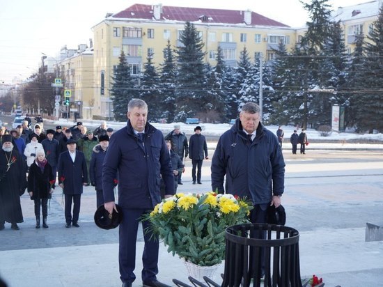 Статс-секретарь МВД Зубов и губернатор Богомаз возложили цветы к мемориалу в Брянске