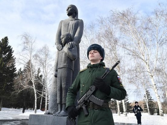 В Омске возложили цветы к мемориалам в парке Победы