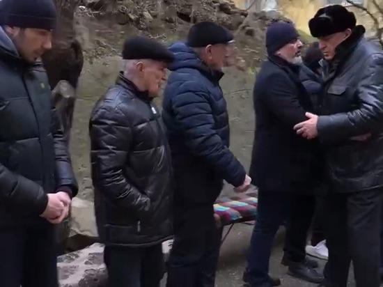 Премьер Дагестана посетил семью поэта Магомеда Ахмедова