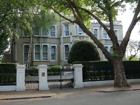 LBC: дорогу перед посольством России в Лондоне окрасили в цвета украинского флага