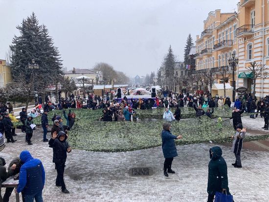 Возложения цветов, полевая кухня и выставка оружия: ставропольцы отмечают 23 февраля