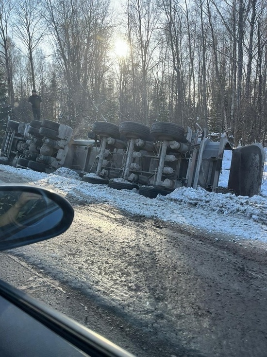 На дороге в Тверской области грузовик завалился на бок