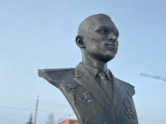Бюст Герою России лейтенанту Александру Ефимову открыли в Можге 23 февраля