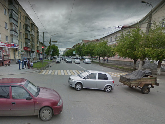 Эвакуатор вытащил внедорожник, провалившийся в яму на перекрестке в Кургане