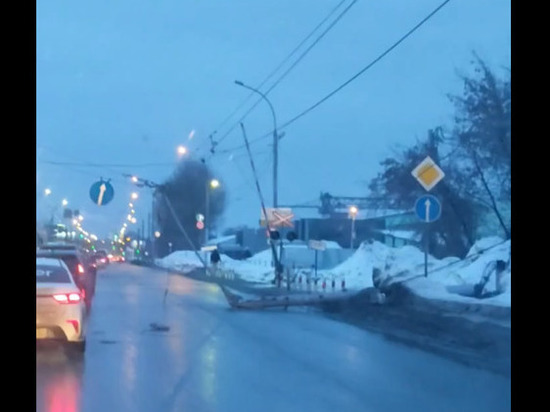 В Новосибирске из-за оборванных проводов на Станционной образовалась пробка