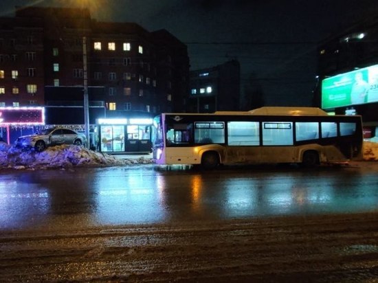 В центре Новосибирска пьяный водитель Mercedes врезался в пассажирский автобус