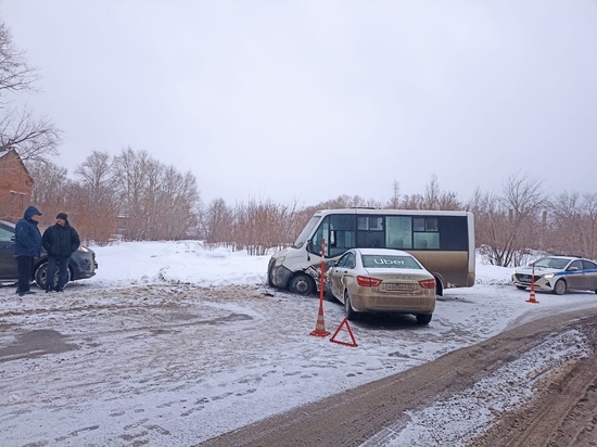 В Омске аварии такси с пассажирским автобусом пострадал подросток