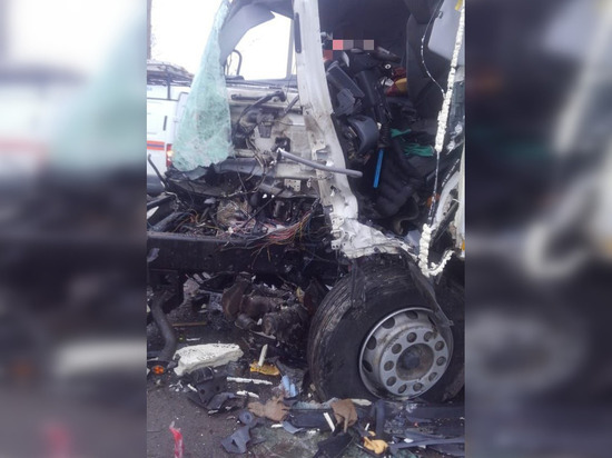 Спасатели из Тосно достали водителя из разбитого грузовика после массовой аварии на Московском шоссе