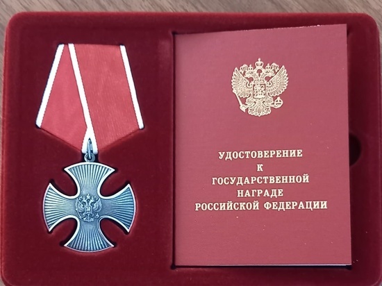 В Кирове вдове погибщего военнослужащего передали дубликат утерянной медали