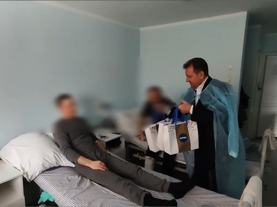 Мэр Ставрополя поздравил с 23 февраля бойцов СВО в военном госпитале