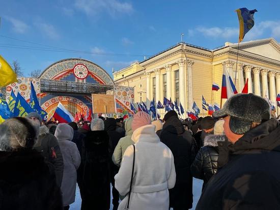 В Кирове митинг-концерт «Слава защитникам Отечества» прошел на Театральной площади