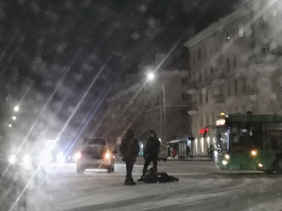Фотофакт: мужчину сбили на пешеходном переходе в центре Пскова