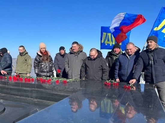 В ДНР отметили День защитника Отечества фотовыставкой и автопробегом