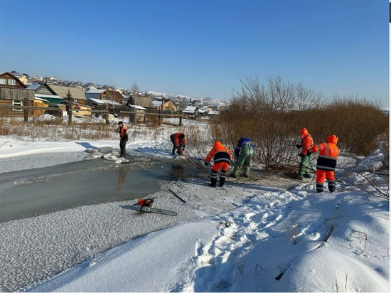 В Красноярске река Бугач разлилась возле частного сектора