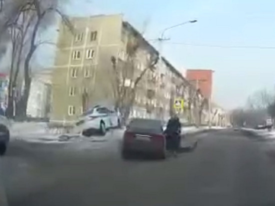 Автомобиль полицейских врезался в дерево из-за не уступившего ему дорогу водителя в Новокузнецке