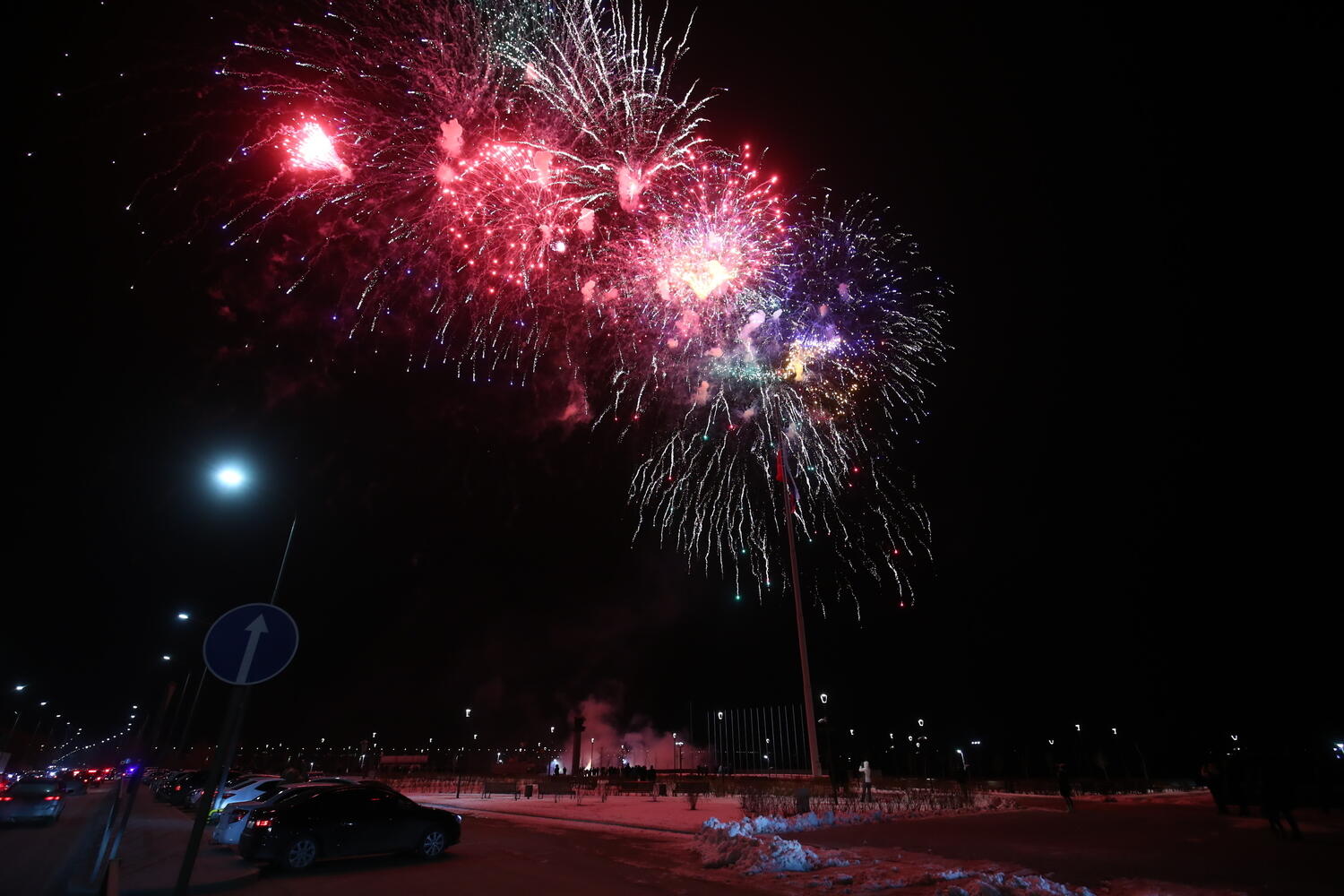 Салют в городе. Салют 2 февраля волгоград. Салют 2 февраля волгоград. Праздничный салют в честь дня рождения. Праздник салют.