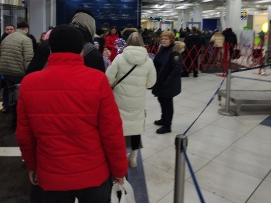 В новосибирском аэропорту Толмачево возникли огромные очереди