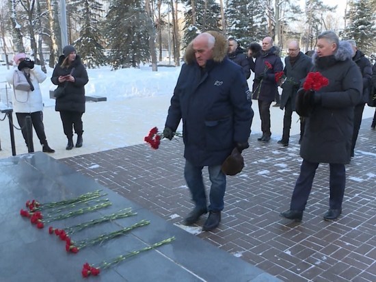 В День защитника Отечества костромичи возложили цветы к мемориалу «Вечный огонь»