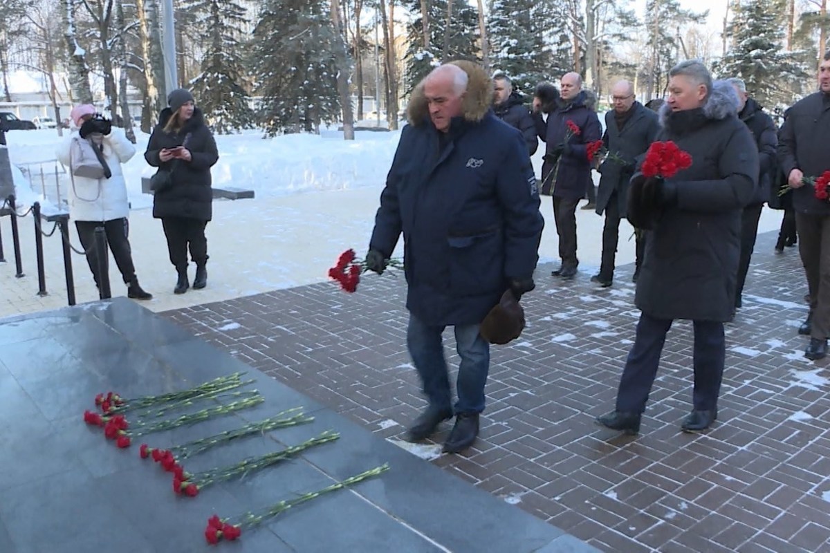 В День защитника Отечества костромичи возложили цветы к мемориалу «Вечный огонь»