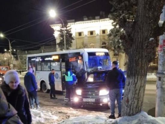 На площади Театральной в Рязани произошла драка с участием водителя автобуса
