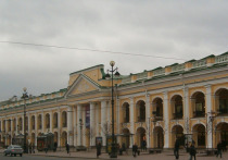 В центре Санкт-Петербурга у Большого гостиного двора на Невском проспекте мужчина выстрелил в сотрудника ОМОНа