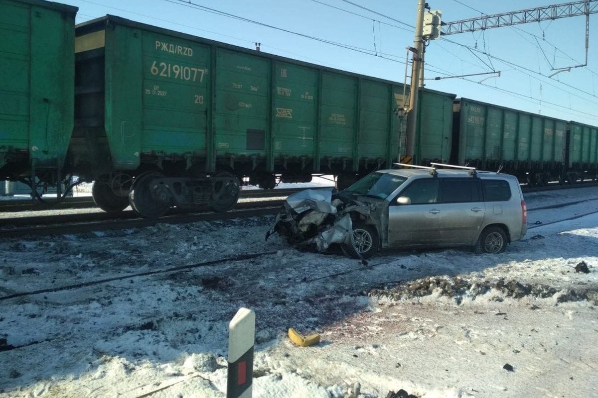 В Омской области столкнулись «легковушка» и грузовой поезд - МК Омск