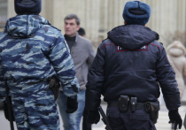 Выстреливший в сотрудника ОМОНа мужчина имел при себе целый арсенал оружия. По данным 78.ru, у него было два самодельных коктейля Молотова и два помповых ружья.