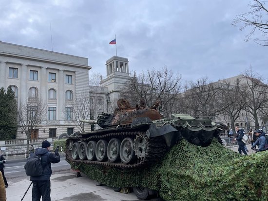 В Берлине перед посольством РФ установили подбитый на Украине российский танк