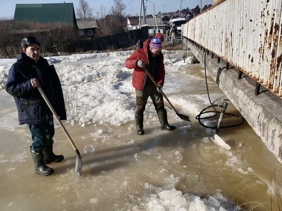 Лёд от грунтовых вод выпиливают на улице Буйницкого в Чите