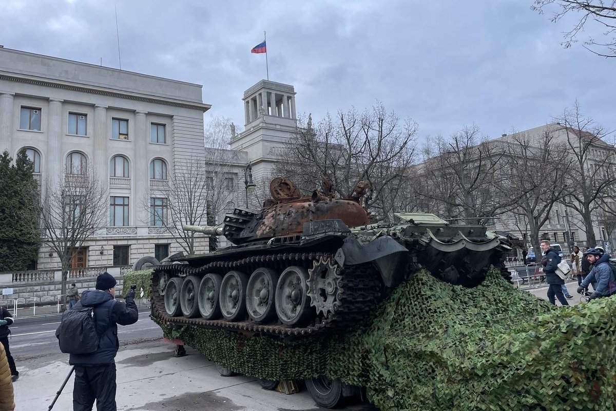 В Берлине перед посольством РФ установили подбитый на Украине российский  танк - МК