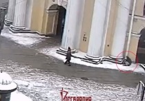 Росгвардия по Петербургу опубликовала видео нападения на бойца ОМОНа, которое случилось днем 24 февраля около станции метро «Гостиный двор». Сейчас за жизнь силовика борются медики.