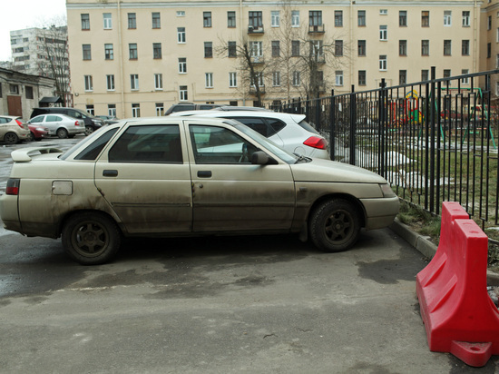 Администрация Калининграда объяснила, почему не эвакуируют брошенные на газонах машины
