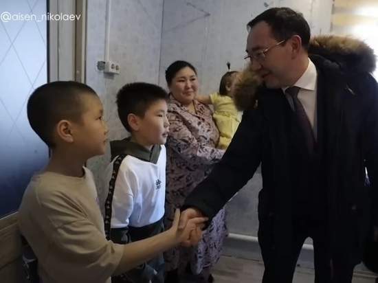  Глава Якутии посетил семью участника СВО в Вилюйске