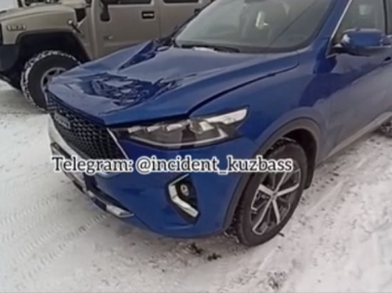 Несколько автомобилей пострадали от схода снега с крыш в кузбасском городе